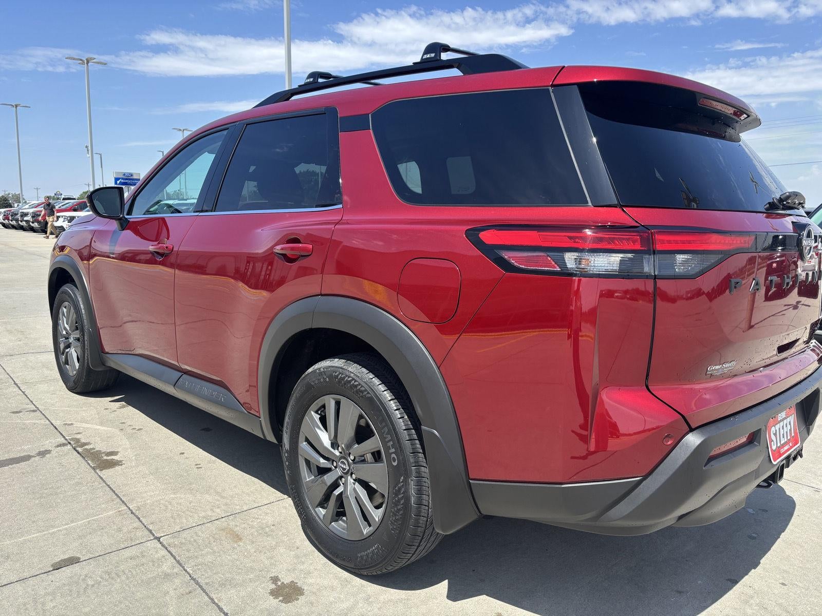 2023 Nissan Pathfinder SV